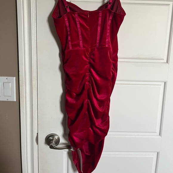 Red velvet dress - Picture 5 of 7